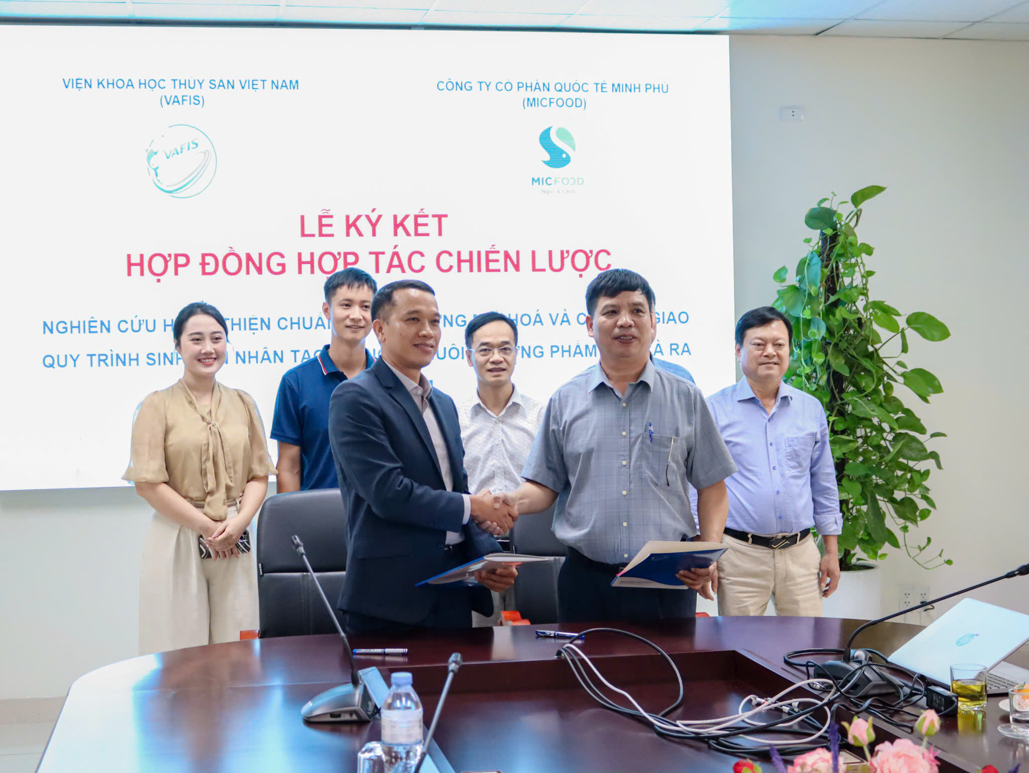 Đại diện VAFIS và MICFOOD bắt tay sau khi ký kết