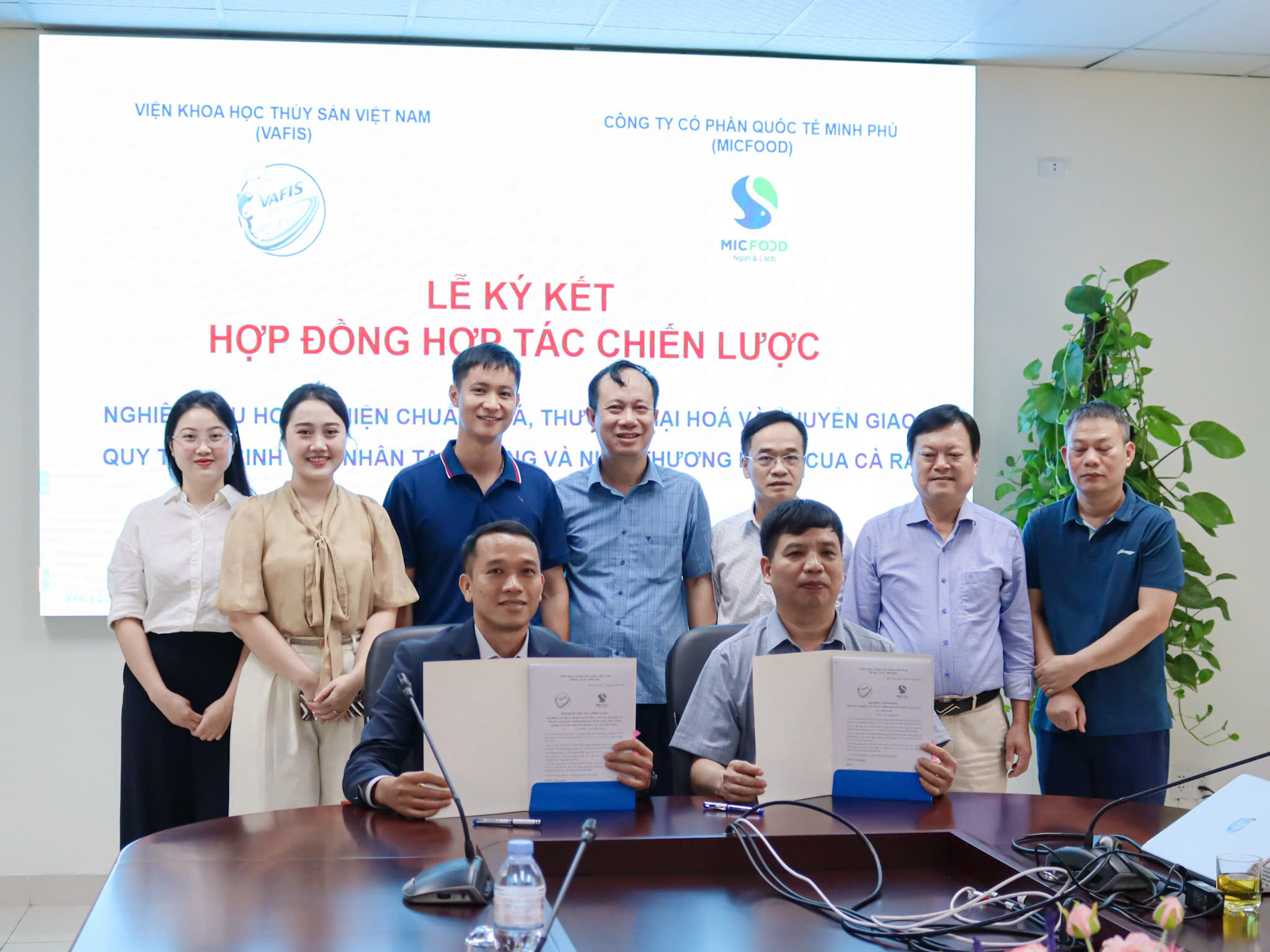 Đại diện hai bên chụp ảnh lưu niệm tại lễ ký kết